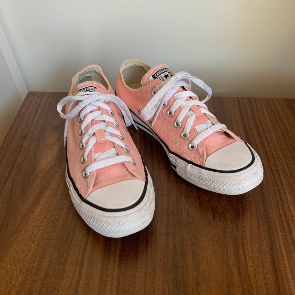 Classic Converse Low Tops, light pink